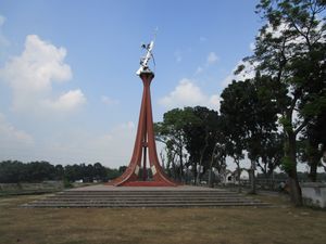 탕곤 강 옆에 있는 1971년 전쟁 기념비