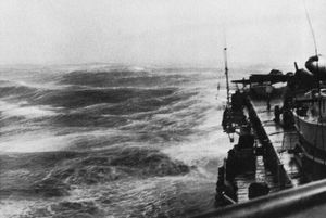 태풍 루스 당시의 USS Badoeng Strait