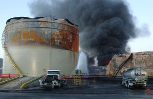 괌 카브라스 섬의 휘발유 탱크 화재