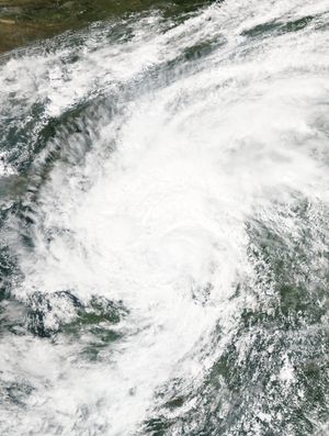 8월 18일 허난성 상공에서 약해지는 폭풍의 잔해