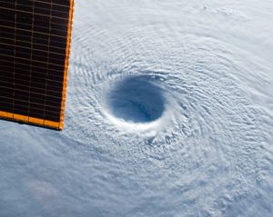 명확한 경기장 효과를 보이는 ISS에서 본 마이삭의 눈