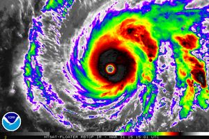 최대 세력으로 야프섬 북쪽을 통과하는 태풍 마이삭