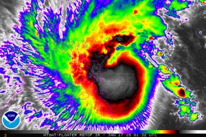 강한 열대 폭풍 메칼라가 사마르에 상륙하고 있다.