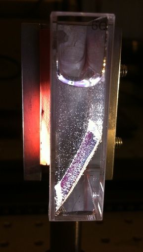 실험실 환경에서 광전기 전지의 샘플. 촉매가 물에 잠기고 인공 햇빛에 의해 조명되는 전지에 추가된다. 보이는 기포는 산소(전지 전면에 형성)와 수소(전지 후면에 형성)이다.