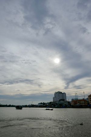 11월 24일 껀터의 흐린 하늘