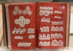 명령에 따른 샘플의 오래된 카탈로그. 왼쪽 상단 샘플은 태팅 레이스이다.