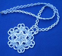 크리스탈 직조 비즈를 사용하여 태팅 기법으로 제작된 작품목걸이