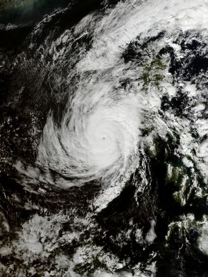 12월 26일 일식 동안의 태풍 판폰.