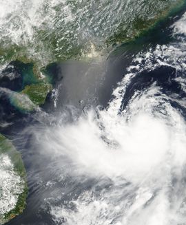 남중국해를 통과하는 태풍 펑선