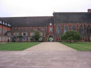 아딩리 칼리지, 테리-토머스가 아마추어 연극에 참여했던 곳