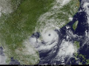 2023년 7월 17일 중국 광둥 성에 상륙하기 전 맹렬한 세력을 유지하며 이동하는 태풍 탈림의 위성 사진 애니메이션