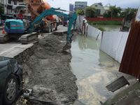 태풍 갈매기로 인하여 타이중시의 유실된 도로를 복구단이 파견되어 복구하고 있다.