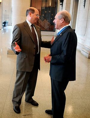 허드너(오른쪽)가 2008년 12월 미국 해군 사관학교에서 해군 장관 도널드 C. 윈터와 대화하고 있다.