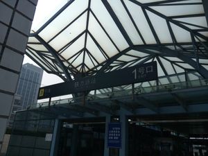 푸진로 북측, 커산로 서측에 위치한 1번 출구