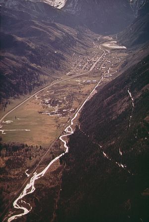 새로 개설된 부메랑 로드의 항공 사진 (1972년 5월)