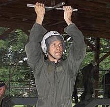 펜사콜라 해군 항공 기지에서 생존 훈련을 받는 토머스 마시번