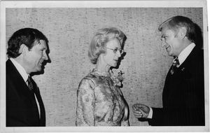 필립스(왼쪽)와 미시시피 부지사 에블린 갠디, 그리고 주지사 클리프 핀치