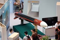 톈궁-3 미사일 모형