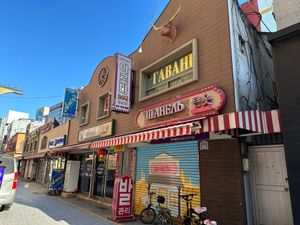 러시아어로 된 간판 옆의 서부 시대 장식 (2023년)