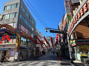 차이나타운 문(왼쪽)과 남 텍사스 거리 문(오른쪽)이 서로 마주보고 있다. (2023년)