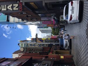 2018년의 거리 일부, 일반 상점과 클럽이 혼합되어 있다. "바이칼"은 러시아의 바이칼 호를 의미한다