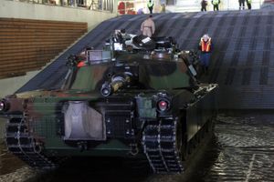 미국 M1 에이브람스 전차가 노스캐롤라이나 해안에서 토네르에 탑승