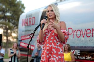 2018년 8월, 미국 상원 후보 켈리 워드의 선거 유세에서 연설하는 래런