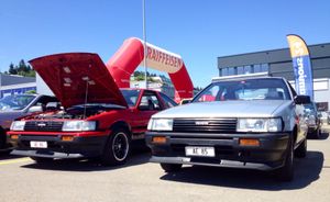 1983~1985년형 AE86 (빨간색)과 AE85 (회색) 토요타 코롤라 레빈의 비교