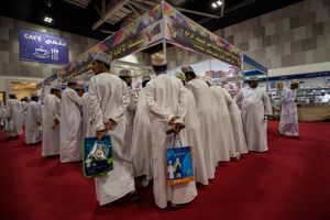 무스카트 국제 도서전에서 디쉬다샤를 입은 오만 남성들