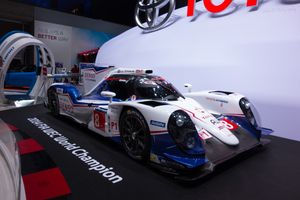 푸른색과 흰색 레이스카 전시