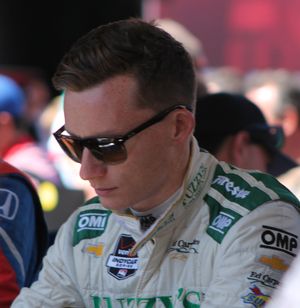 유니폼과 선글라스를 착용한 드라이버 마이크 콘웨이