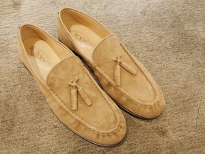 토즈의 테슬이 달린 밝은 스웨이드 로퍼, 2021