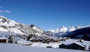 투예치 지방 자치체의 카미쇼라스(후면)와 자르춘스(전면) 지역