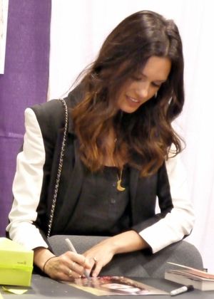 2012년 위저드 월드 토론토에서 사인을 하는 데비토