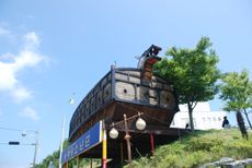 역사 맞은 편의 거북선 모형