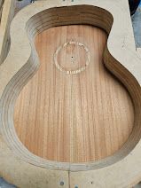 강철 현 기타의 기타 상판으로 사용된 서양측백나무.