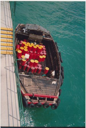 싱가포르에서 윤활유를 싣는 트와코