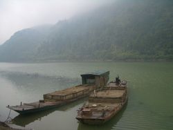 구궁산진 푸유촌 부근의 푸수이 댐 호수