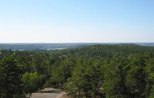 텔레그라프베르겟에서 스톡홀름 방향으로 바라본 모습. 아비치 아레나(글로벤)가 수평선상에 보인다.