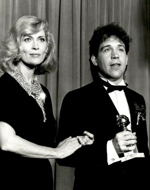 1985년 1월 제42회 골든 글로브 시상식에서 페이 더너웨이와 함께한 헐스