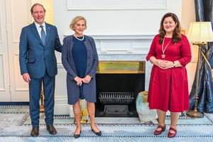 유돌과 그의 아내가 2021년 12월 2일 미국 대사 자격으로 신디 키로 총독(오른쪽)을 만나 웰링턴 정부 청사에서 신임장을 제정했다.