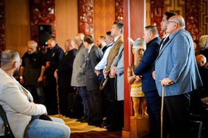 톰 유돌 대사가 2024년 9월 9일 뉴질랜드 로어 허트의 Waiwhetū Marae와 Te Papa Tongarewa에서 Te Māori Tū에 참석했다.