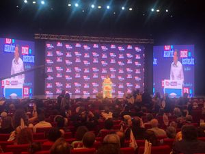 에르칸 바쉬(Erkan Baş)가 2022년 노동과 자유 연합 공개 발표에서 연설하고 있다.