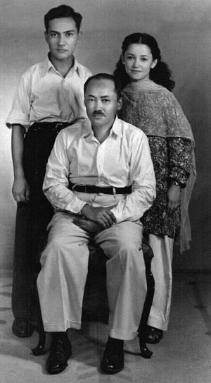 1952년 가족과 함께 찍은 사진, 터키로의 위구르 이주 1차를 이끈 튀르크계 무슬림 지도자 메흐메트 에민 부그라