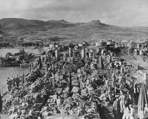 티니안 공격 준비를 위해 두 대의 LST에 물자를 싣는 해병대