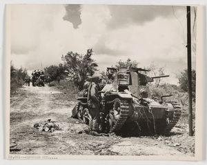 미군들이 파괴된 일본군 전차를 살펴보고 있다.