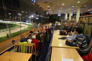 트랠리의 그레이하운드 경주 경기장 관람객들