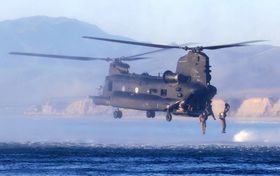 제160특수작전항공연대(A) MH-47 치누크가 MARSOC 해병대원들과 함께 수상 침투 훈련을 실시하고 있다.