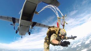 미국 특수작전항공사령부의 C-212 아비오카가 2018년경 공수 및 특수작전 시험국의 RA-1 MFF ARAPS 이중 가방 정적 라인 시스템 평가를 지원하고 있다.