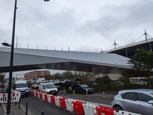 스타드 드 프랑스와 파리 아쿠아틱 센터를 이어주는 인도교